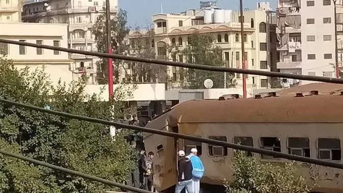شاهد بالفيديو .. اصابة 12 شخص إثر اصطدام قطار بالحواجز الاسمنتية بمحطة المنصورة