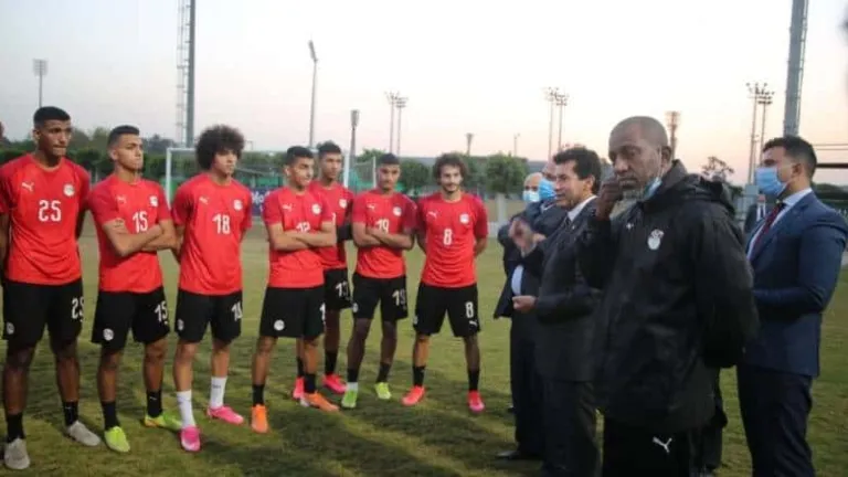 بالأسماء .. إصابة ربيع ياسين و13 من لاعبيه بكورنا .. وزير الشباب طائرة خاصة لإعادة المنتخب غداً