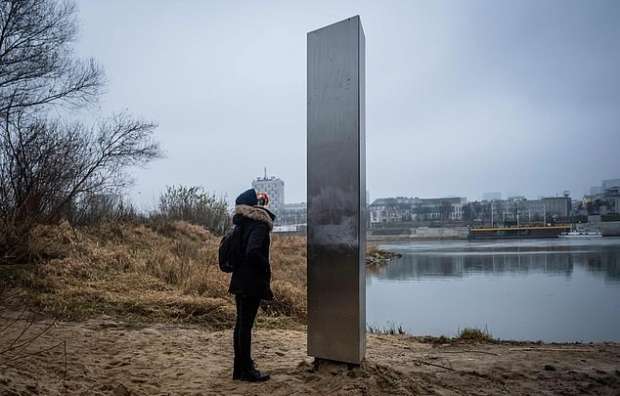 بعد اختفائه من أمريكا العمود الغامض يظهر بإستراليا .. واحتمال ظهوره قرب تمثال “أبو الهول”