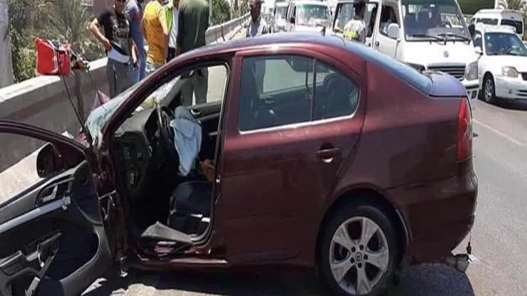 بسبب السرعة الزائدة .. إصابة 2 إثر اصطدام سياره ملاكي بكتله خرسانيه بالطريق الاوسطي الجديد فى البدرشين