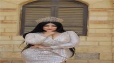 ب«فستان مكشوف».. «فتاة سقارة» تثير الجدل
