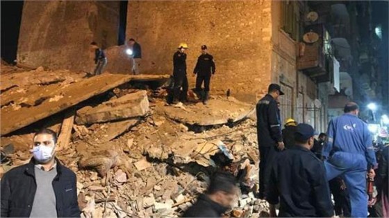 انتشال أول جثة من أسفل أنقاض العقار المنهار بالإسكندرية