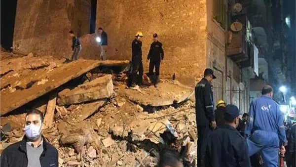انتشال أول جثة من أسفل أنقاض العقار المنهار بالإسكندرية