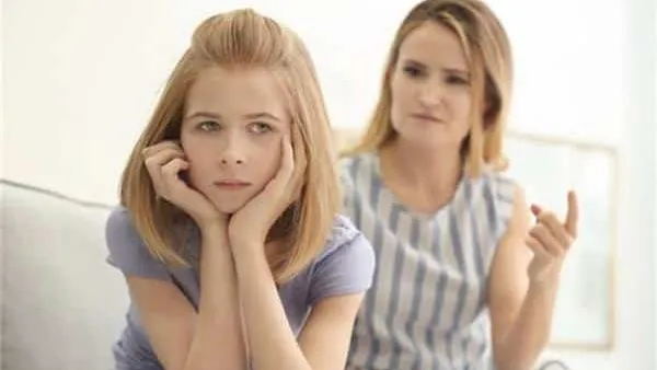 اتركه يعبر عن رأيه.. 7 نصائح للتعامل مع ابنك المراهق