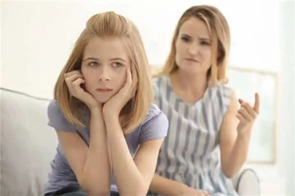 اتركه يعبر عن رأيه.. 7 نصائح للتعامل مع ابنك المراهق