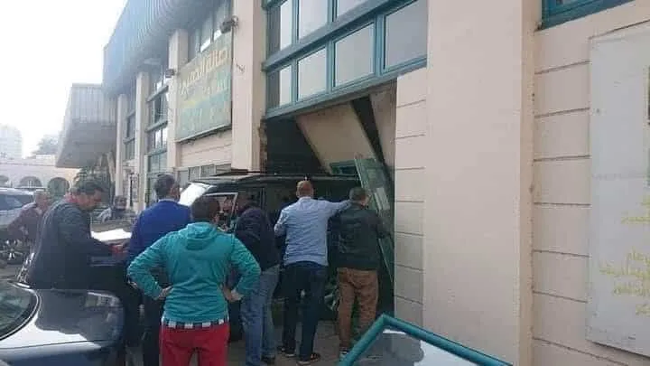 سيارة تقتحم صالة جمباز بنادي شهير بالدقي