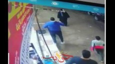 شاهد بالفيديو .. فتاة تلقى بنفسها من التوكتوك فى العياط حفاظاً على شرفها .. إعرف التفاصيل
