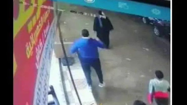شاهد بالفيديو .. فتاة تلقى بنفسها من التوكتوك فى العياط حفاظاً على شرفها .. إعرف التفاصيل