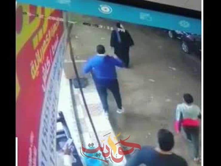 شاهد بالفيديو .. فتاة تلقى بنفسها من التوكتوك فى العياط حفاظاً على شرفها .. إعرف التفاصيل