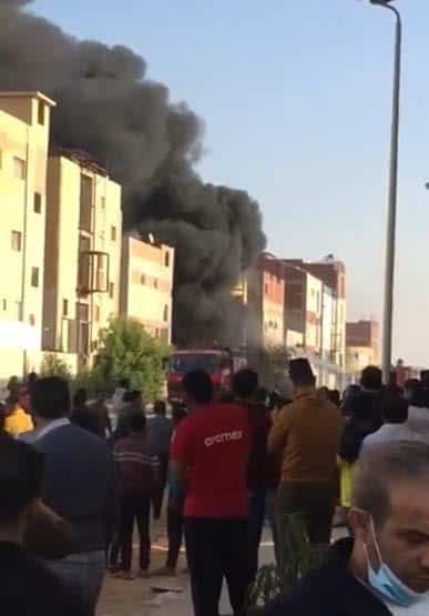 شاهد بالصور.. 10 سيارات إطفاء للسيطرة على حريق الروبيكى بالشرقية .. ارتفاع عدد المصابين الى 18 حالة
