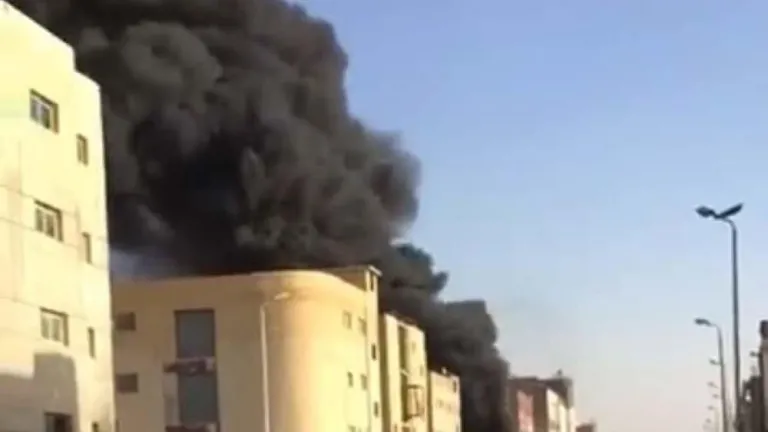 شاهد بالصور.. 10 سيارات إطفاء للسيطرة على حريق الروبيكى  بالشرقية  .. ارتفاع عدد المصابين الى 18 حالة
