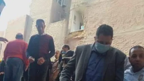 بالصور .. نائب محافظ القاهرة يكشف تفاصيل انهيار عقار حدائق القبة