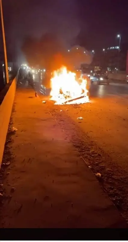 رواد فيس بوك يتهمون أحمد حسن بافتعال الحادث حريق سيارته.. على طريقه اليوتيوبر الروسي