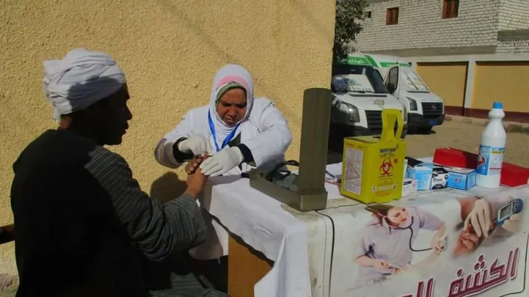 الكشف وتوفير العلاج لـ1158 مواطنا فى قافلة طبية بقرية سالم البحيرى ببنى سويف