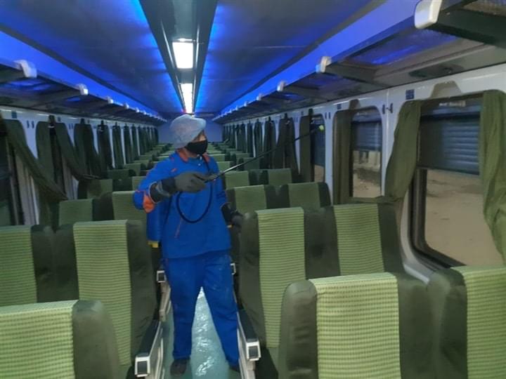 بالصور.. تطهير وتعقيم محطات وقطارات السكة الحديد