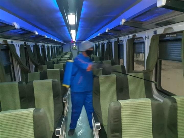 بالصور.. تطهير وتعقيم محطات وقطارات السكة الحديد