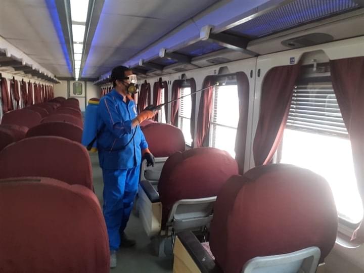 بالصور.. تطهير وتعقيم محطات وقطارات السكة الحديد