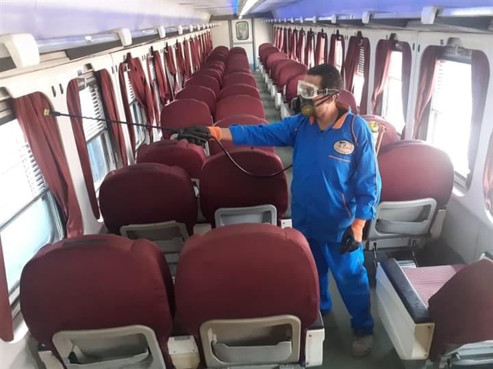 بالصور.. تطهير وتعقيم محطات وقطارات السكة الحديد