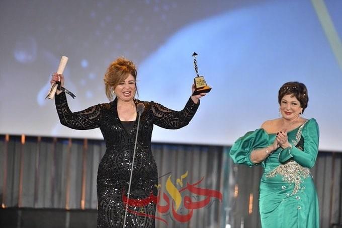 إلهام شاهين تفوز بجائزة أحسن ممثلة بمهرجان القاهرة .. تتعرض لموقف محرج و”لبلبة” تنقذ الموقف