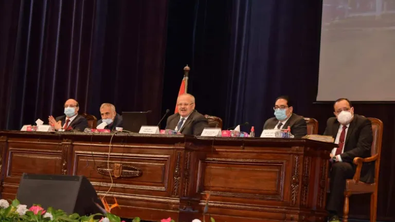 الخشت: بدء تجهيز المدن الجامعية بشبكة انترنت سريعة .. تركيب 2620 شاشة
