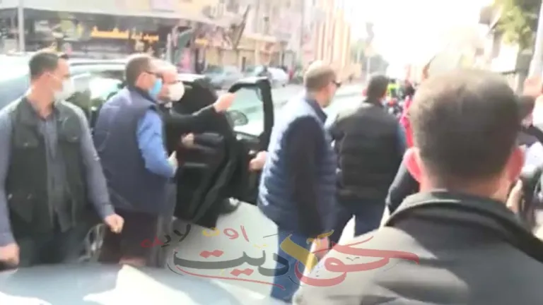 شاهد بالفيديو .. المواطنين فى الشارع "بنحبك يا ريس" .. السيسى يستجيب للهتافات  وينزل من سيارته لتحيتهم