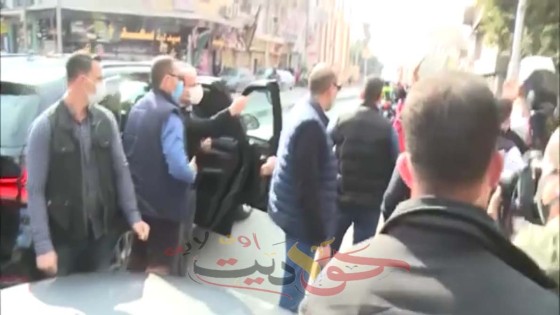 شاهد بالفيديو .. المواطنين فى الشارع “بنحبك يا ريس” .. السيسى يستجيب للهتافات وينزل من سيارته لتحيتهم