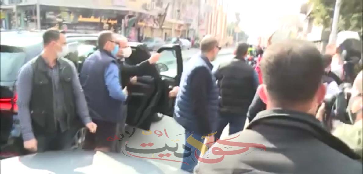 شاهد بالفيديو .. المواطنين فى الشارع “بنحبك يا ريس” .. السيسى يستجيب للهتافات وينزل من سيارته لتحيتهم