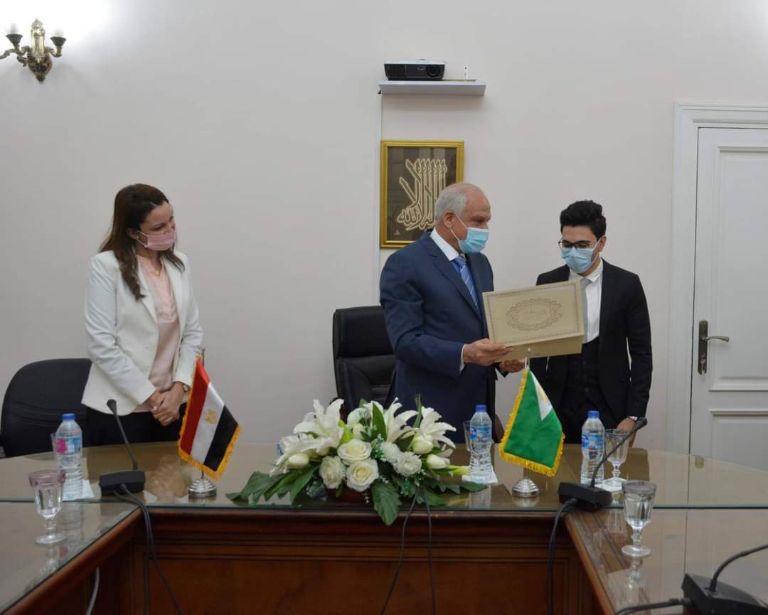 محافظ الجيزة يُكرم الطلاب المبتكرين طريقة الوقاية من السرطان