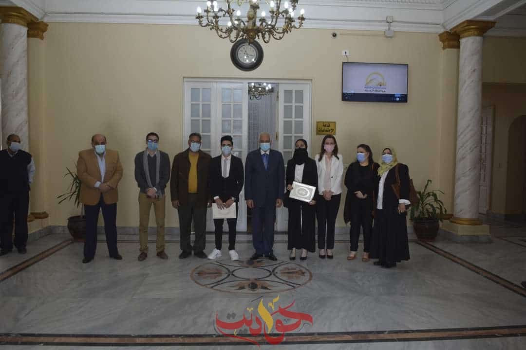 محافظ الجيزة يُكرم الطلاب المبتكرين طريقة الوقاية من السرطان