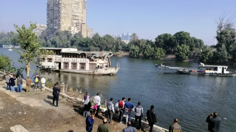 لحجبها رؤية النيل .. محافظة الجيزة تسحب عائمات نيلية غير مرخصة .. إيقاف اصدار اى تراخيص جديدة للمطاعم والمراكب والمراسي النيلية والعائمات
