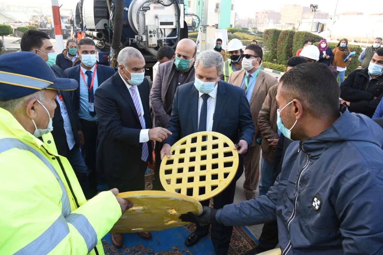 شاهد بالصور .. رئيس الشركة القابضة للمياه يتفقد معدات وسيارات التعامل مع الأمطار بشركة الجيزة