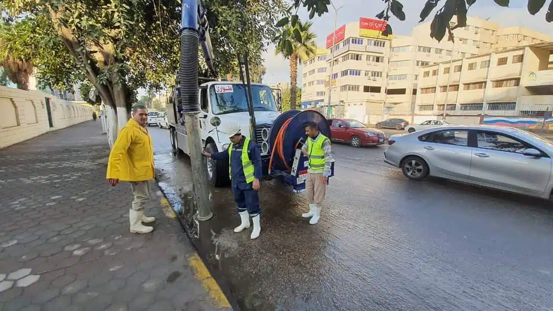 محافظ الجيزة يتابع أعمال شفط مياه الأمطار بالأحياء والمراكز