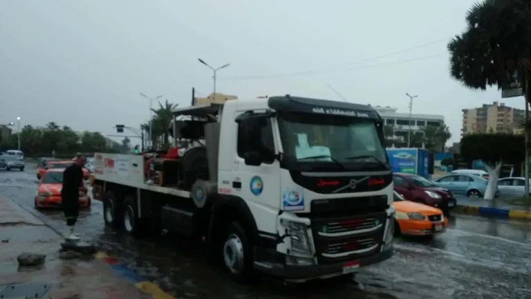 رئيس شركة مياة الشرب والصرف الصحى لمحافظات القناة .. يتابع حالات الشوارع عقب هطول الامطار
