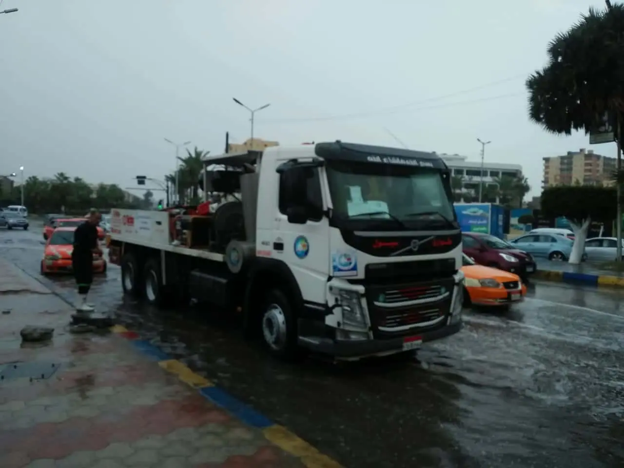 رئيس شركة مياة الشرب والصرف الصحى لمحافظات القناة .. يتابع حالات الشوارع عقب هطول الامطار