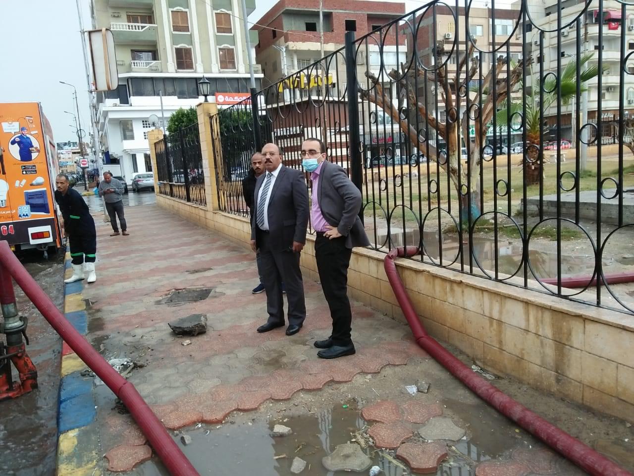 رئيس شركة مياة الشرب والصرف الصحى لمحافظات القناة .. يتابع حالات الشوارع عقب هطول الامطار