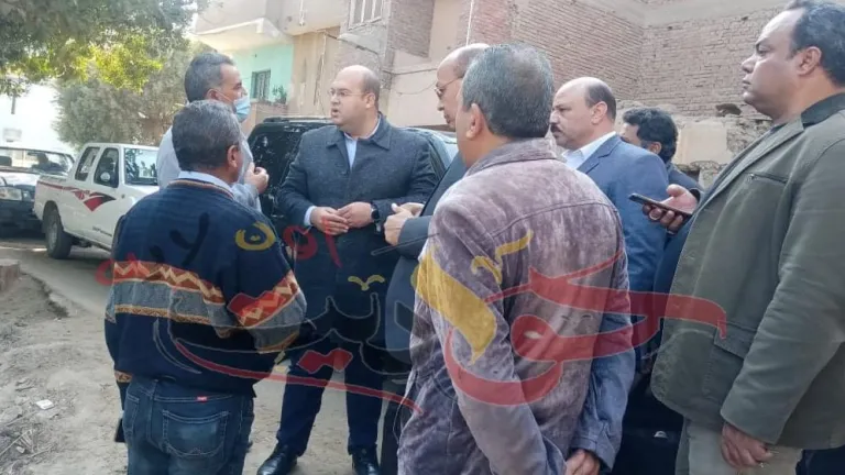 عاجل.. بالصور| نائب محافظ الجيزة ولجنة من وزارة الرى لمعاينة ترعة طريق 11 فى الحوامدية .. والسبب