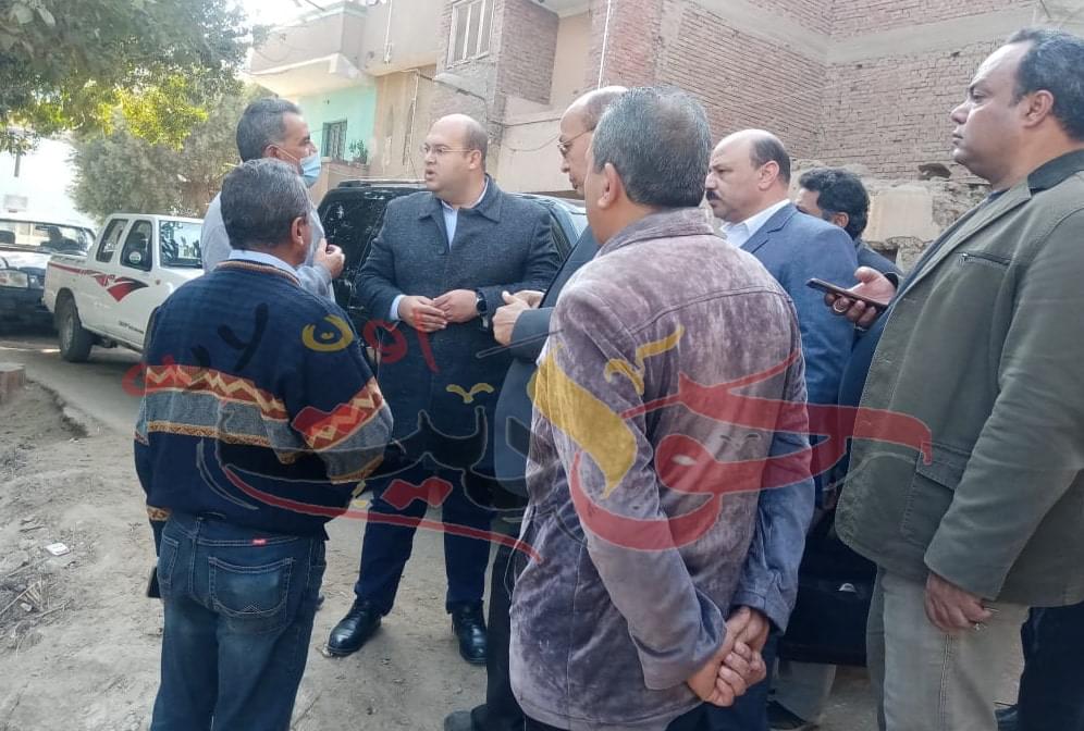 عاجل.. بالصور| نائب محافظ الجيزة ولجنة من وزارة الرى لمعاينة ترعة طريق 11 فى الحوامدية .. والسبب