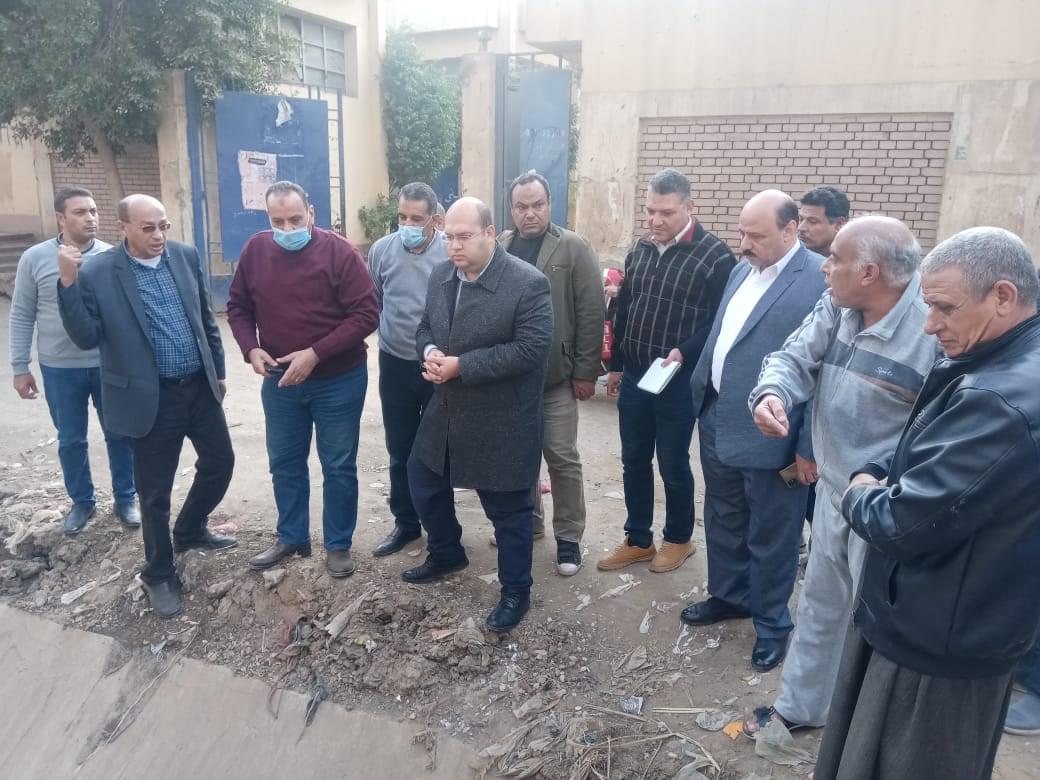 خلال جولته بالحوامدية .. الشهابى يستجيب لـ "حواديت اون لاين" (صور)