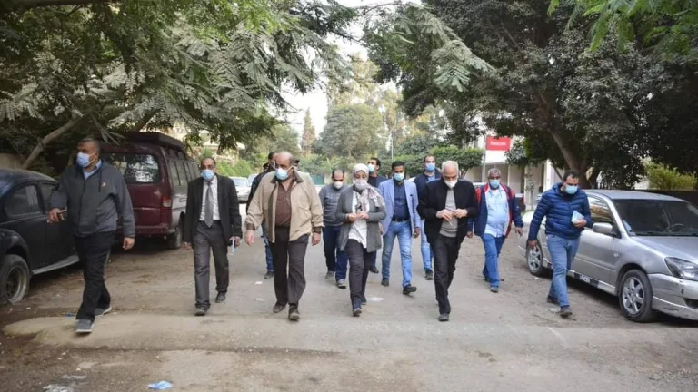 راشد يوجه ببدء تطوير عددا  من المحاور المؤدية للمتحف المصري الكبير .. يتفقد اعمال إنشاء القواعد الخرسانية الخاصة بكباري المشاة بطريق الفيوم