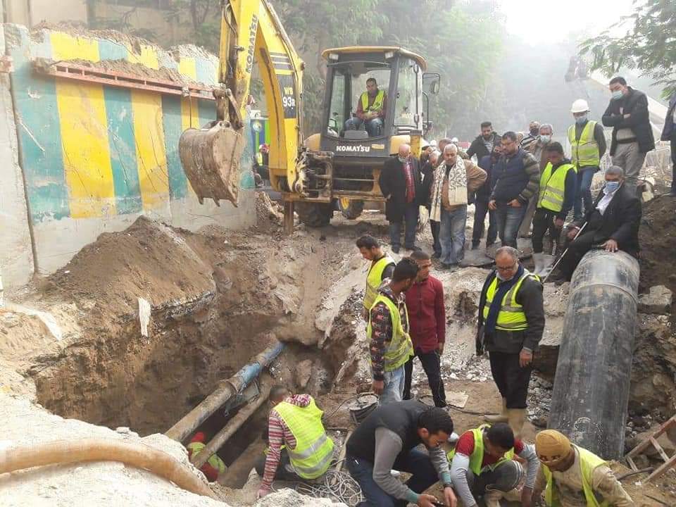 رئيس الشركة القابضة يتابع أعمال الاصلاح لخط مياه بمنطقة أبو الفدا بالزمالك