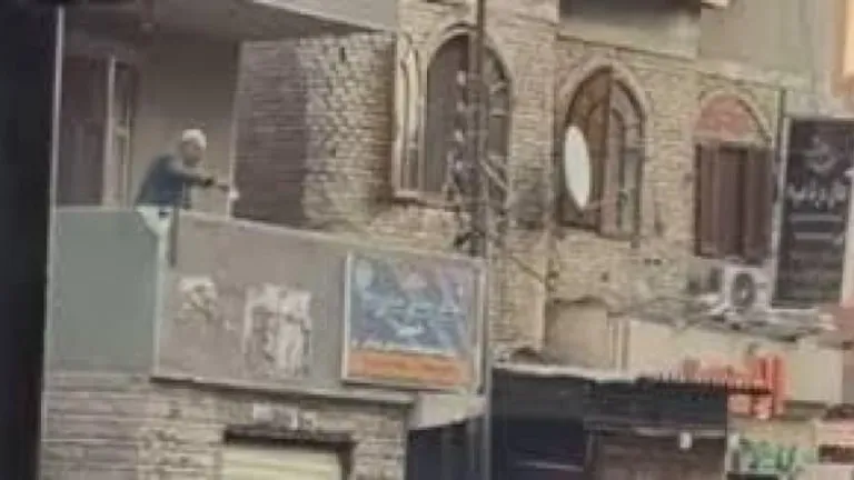 ادعوا لعمكم صبرى .. شاهد بالفيديو: مواطن للمرة الثالثة يُلقى على المواطنين امولاً من البلكونة بأوسيم .. شقيقة يوضح الأسباب