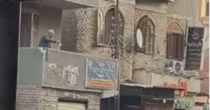 ادعوا لعمكم صبرى .. شاهد بالفيديو: مواطن للمرة الثالثة يُلقى على المواطنين امولاً من البلكونة بأوسيم .. شقيقة يوضح الأسباب