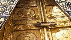 وفاة أول مصمم لباب الكعبة من الذهب الخالص .. إعرف من هو وكيف وقع الاختيار عليه ولماذا أُلغى تصميمه فى المانيا؟