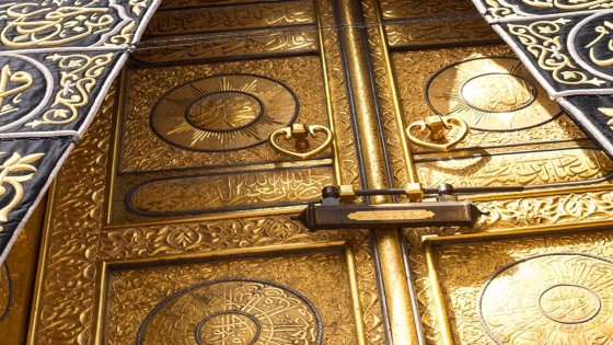 وفاة أول مصمم لباب الكعبة من الذهب الخالص .. إعرف من هو وكيف وقع الاختيار عليه ولماذا أُلغى تصميمه فى المانيا؟
