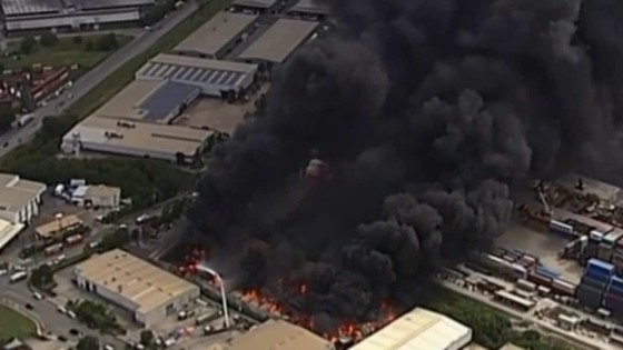 شاهد بالفیدیو .. اندلاع حريق هائل في منطقة صناعية قرب ميناء بريسبن الأسترالي