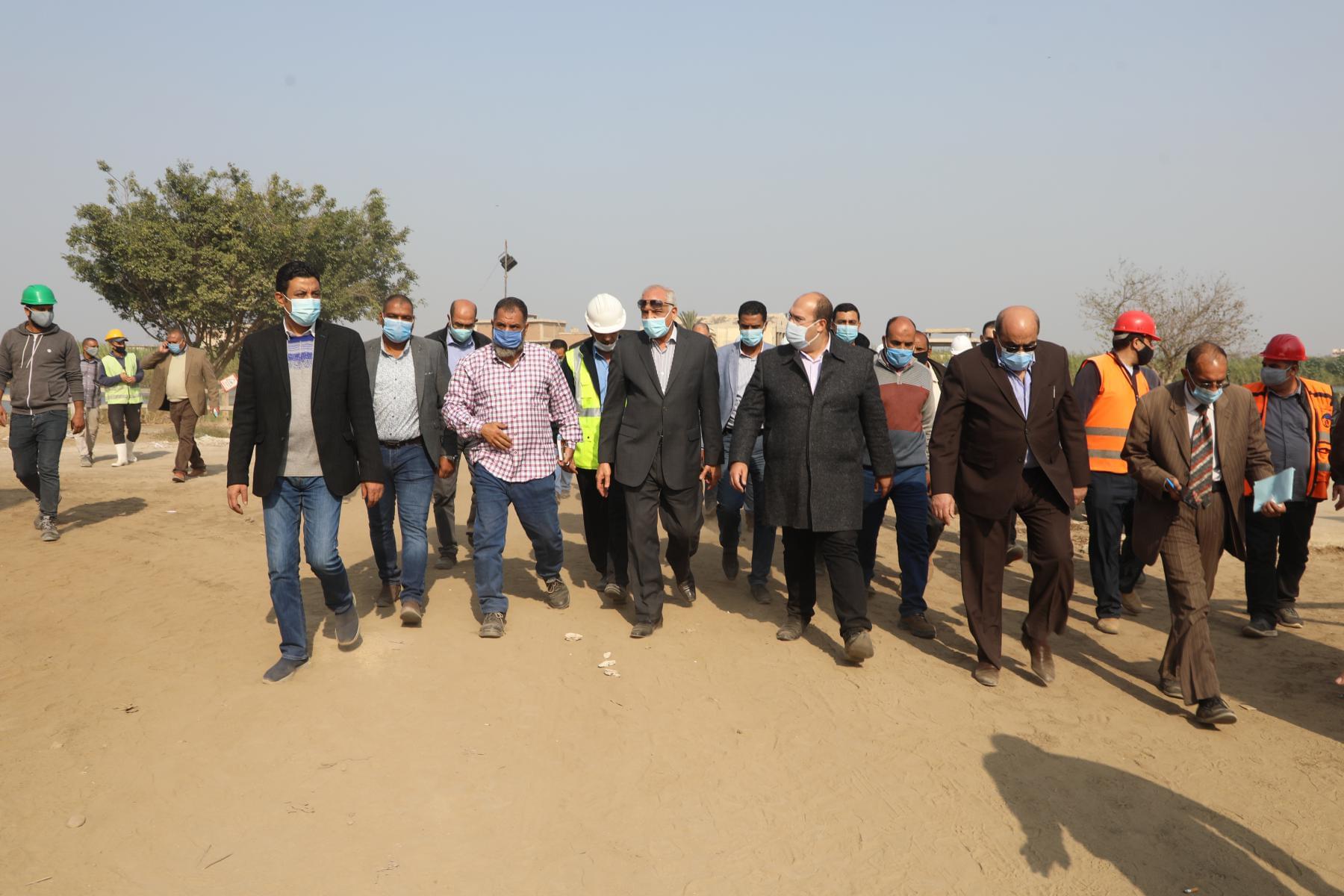 جولة أستغرقت 6 ساعات .. محافظ الجيزة يتابع ميدانيا نسب التنفيذ لمحطات مياه الشرب بأوسيم ومنشأة القناطر (صور)