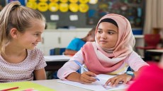النمسا تُصدر قانوناً بمنع ارتداء الحجاب فى المدارس .. المحكمة الدستورية تبطله .. التعليم النمساوى ينفذ القرار فوراً