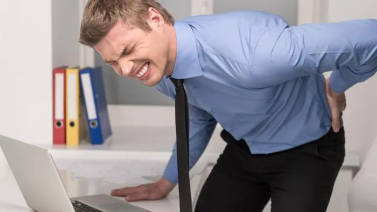 هذه الأوضاع هى سبب آلام الظهر والعمود الفقري  .. تفعلها وأنت لا تشعر