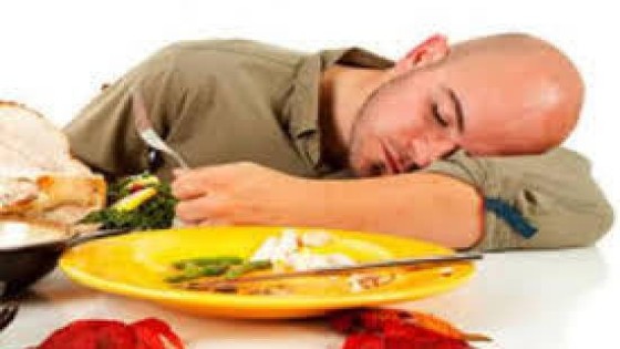 هل تناول الطعام بعد منتصف الليل يُسبب ضَعف الذاكرة ؟ نزيه: يسبب السمنة وتَدهُن كبدي ويؤثر على المخ..ابو النجا : تكرار تناوله ليلا يرسب الكولسترول فى الشرايين ثم تنسد فيمنع وصول الأكسجين والعناصر للقلب ما يسبب ذبحة صدرية..رمزى: مواعيد تناول الطعام هى الاساس