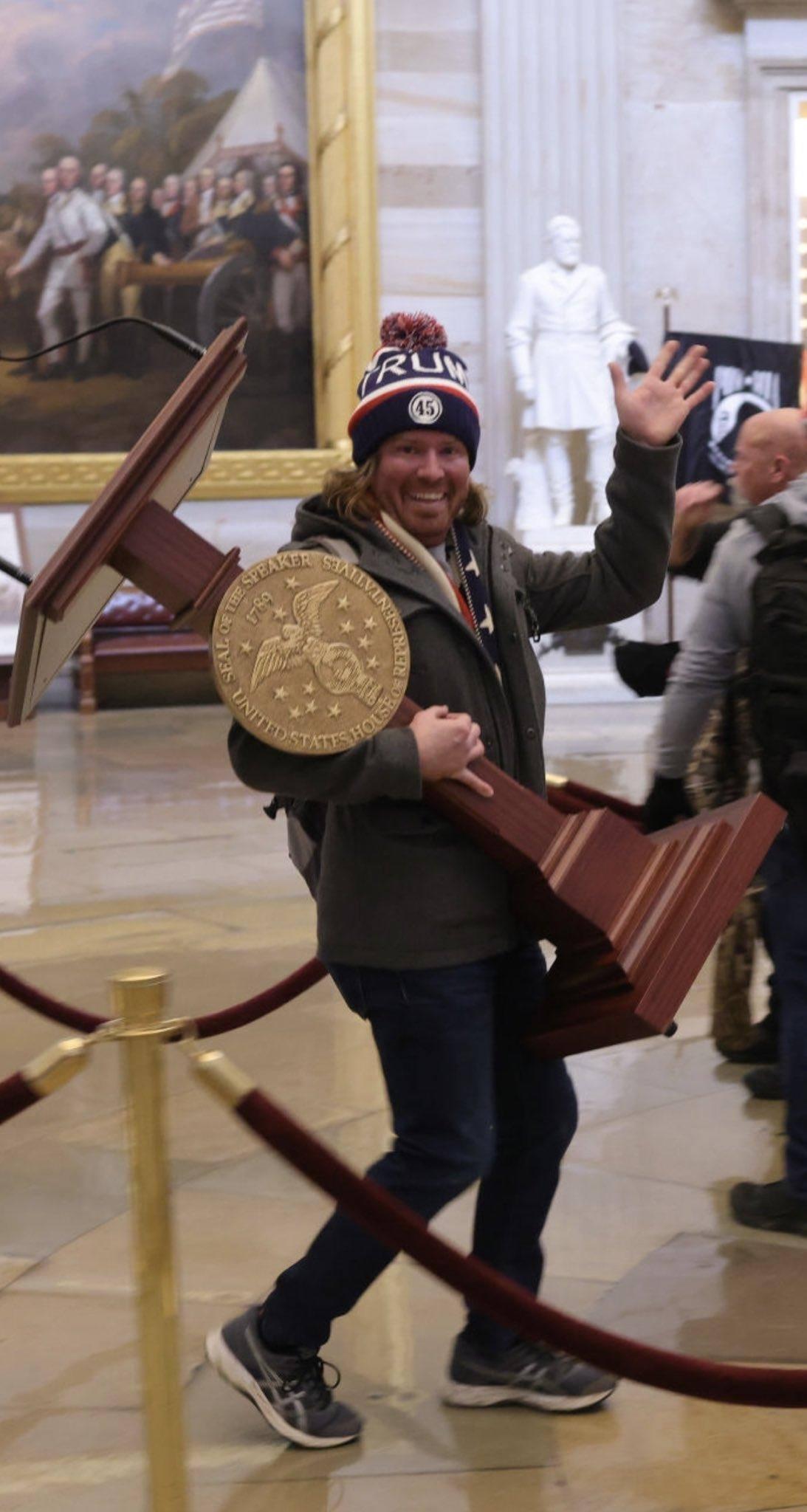 بالصور| مؤيدو ترامب يستولون على كرسي بيلوسي بالكونجرس